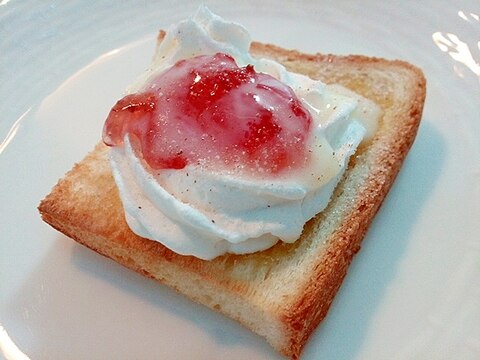 ホイップと苺ジャムの食パン